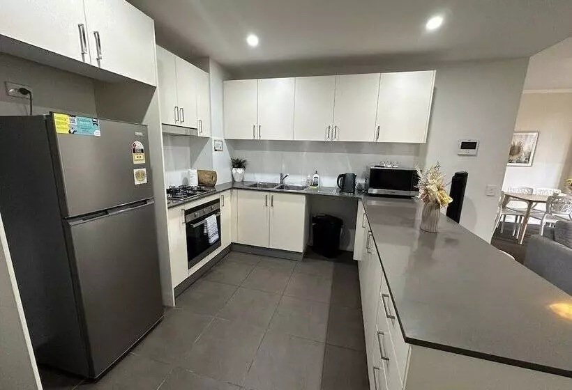 Warrick Fram 3 Beds Apt Free Parking Walk To Westfield Close To Hospital Nwf003