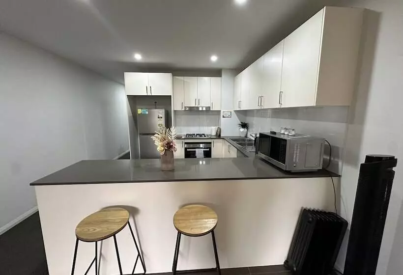 Warrick Fram 3 Beds Apt Free Parking Walk To Westfield Close To Hospital Nwf003