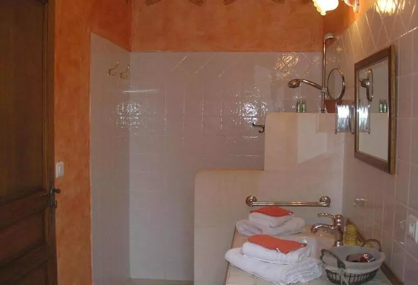 ベッドアンドブレックファースト Clos Des Lavandes   Chambres Et Suites De Charme Climatisées Luberon