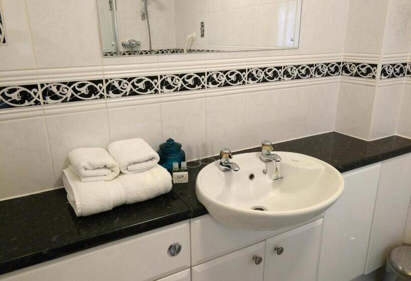 فندق Chough S Nest