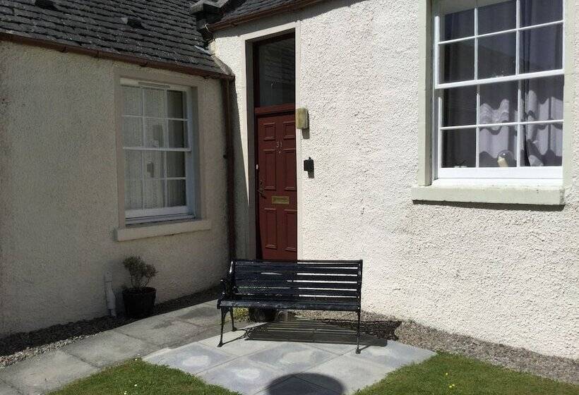 Inverness Apartments Courtyard