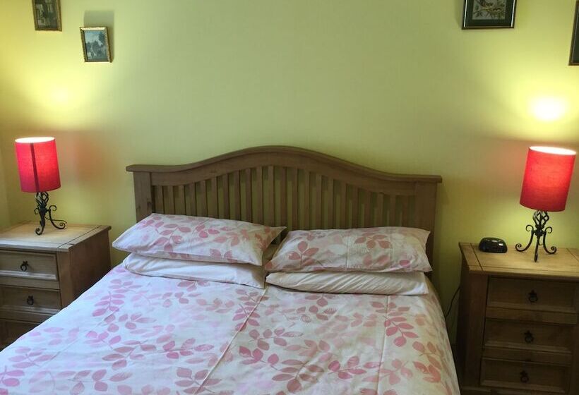 Inverness Apartments Courtyard