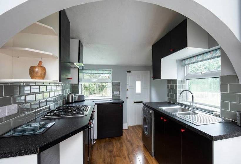 Beautiful 4bd Home In Heart Of Fallowfield!