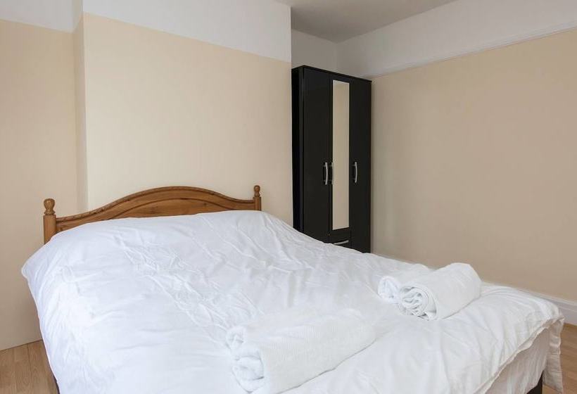 Beautiful 4bd Home In Heart Of Fallowfield!