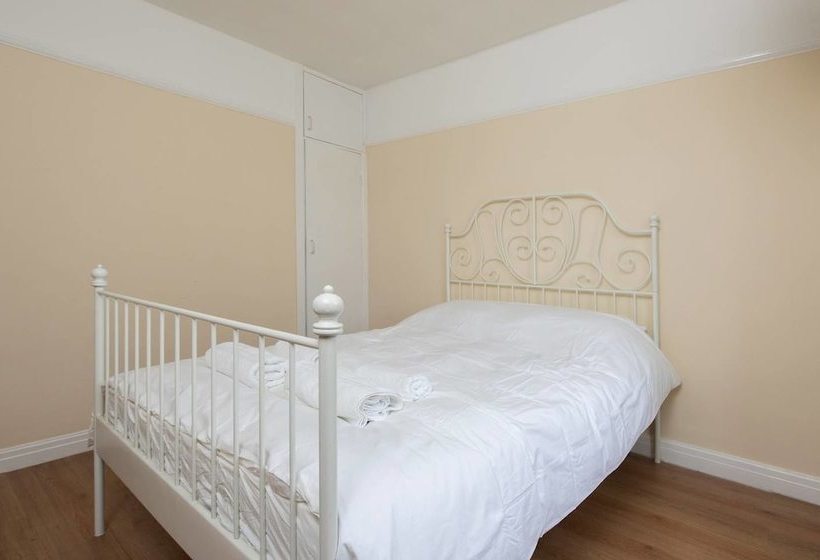 Beautiful 4bd Home In Heart Of Fallowfield!