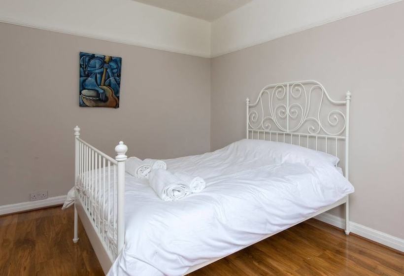 Beautiful 4bd Home In Heart Of Fallowfield!