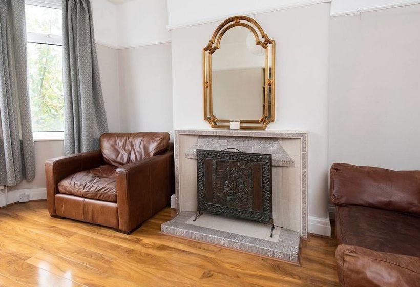 Beautiful 4bd Home In Heart Of Fallowfield!