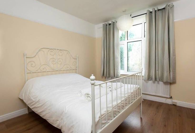 Beautiful 4bd Home In Heart Of Fallowfield!