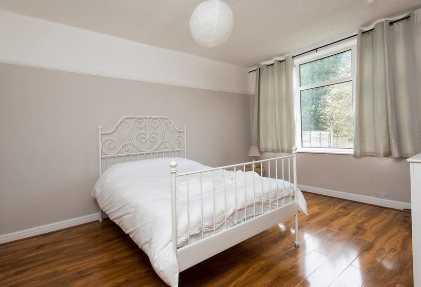 Beautiful 4bd Home In Heart Of Fallowfield!