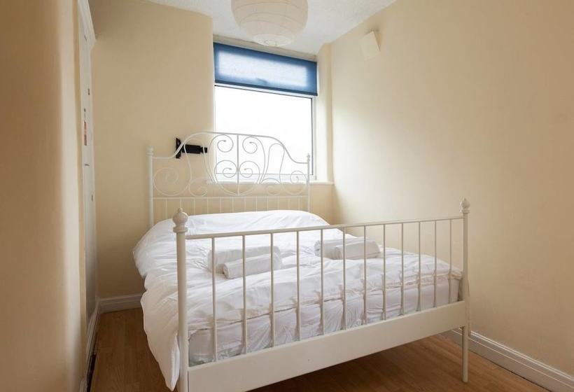 Beautiful 4bd Home In Heart Of Fallowfield!