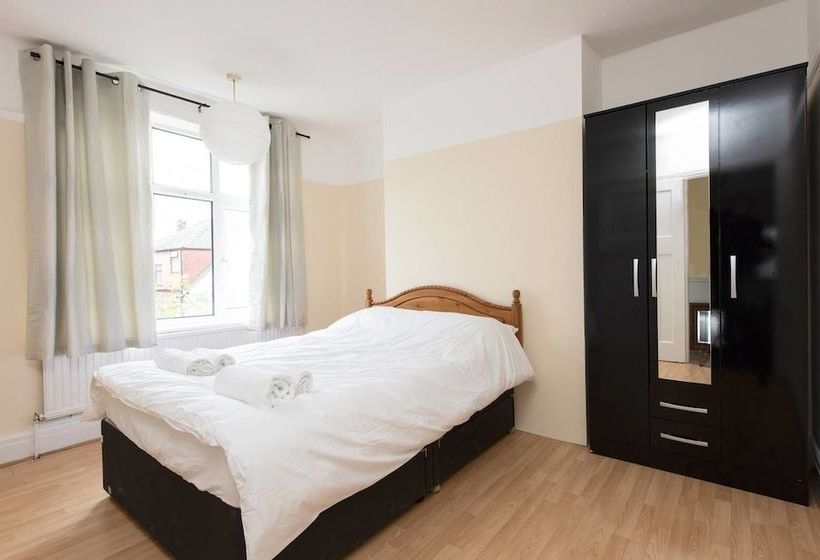 Beautiful 4bd Home In Heart Of Fallowfield!