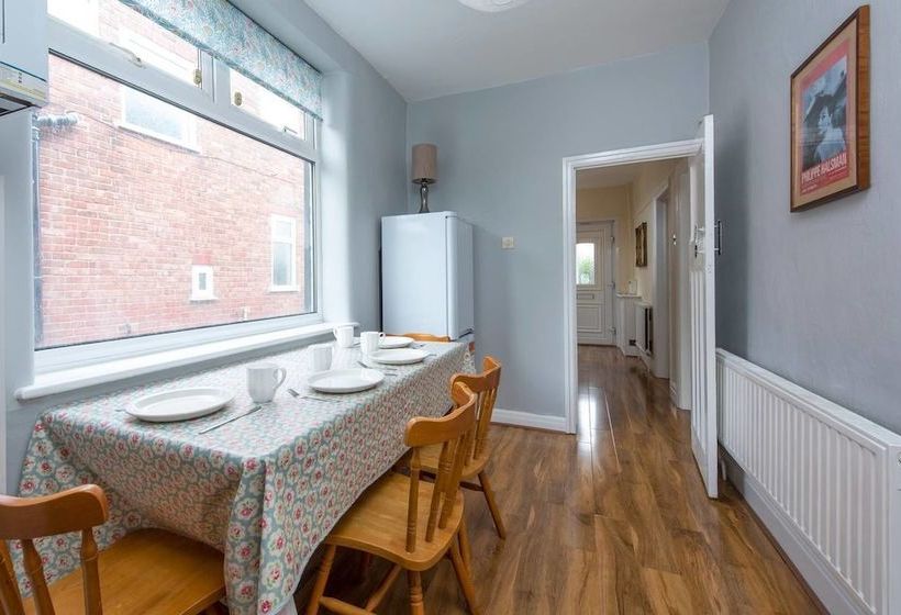 Beautiful 4bd Home In Heart Of Fallowfield!