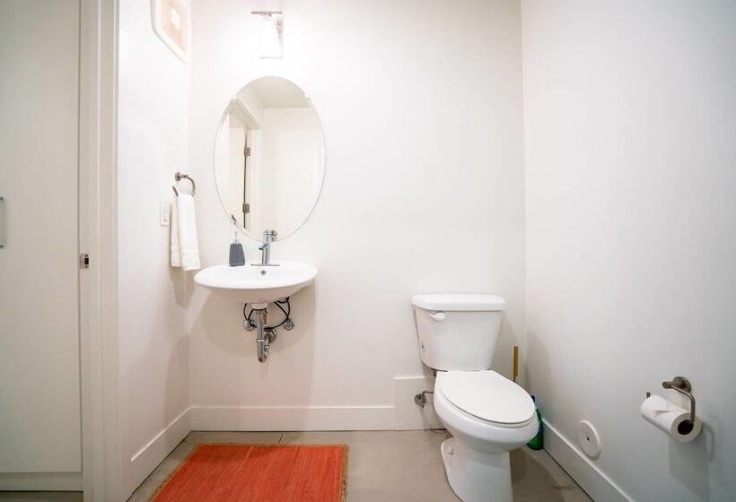 Minimalist & Alluring Condo, Walk To Mile High