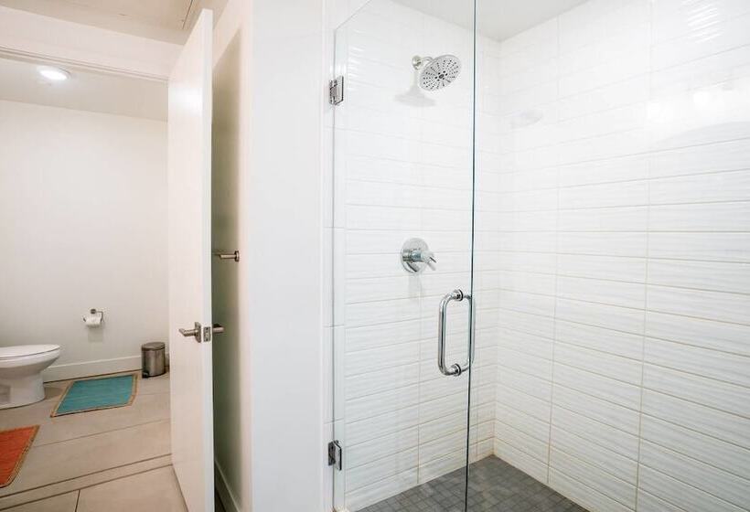 Minimalist & Alluring Condo, Walk To Mile High