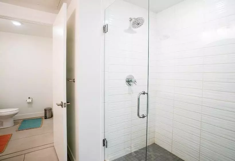Minimalist & Alluring Condo, Walk To Mile High