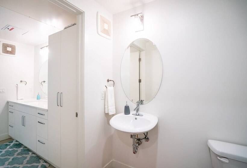 Minimalist & Alluring Condo, Walk To Mile High