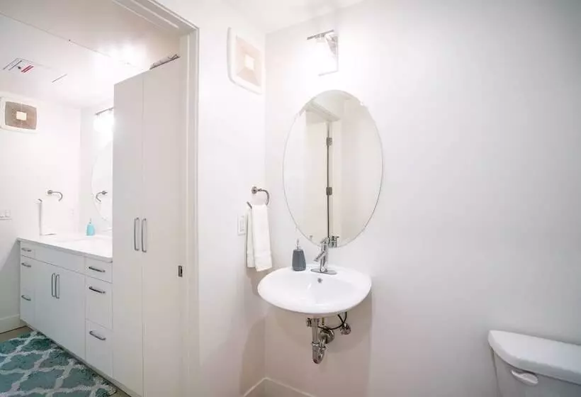 Minimalist & Alluring Condo, Walk To Mile High