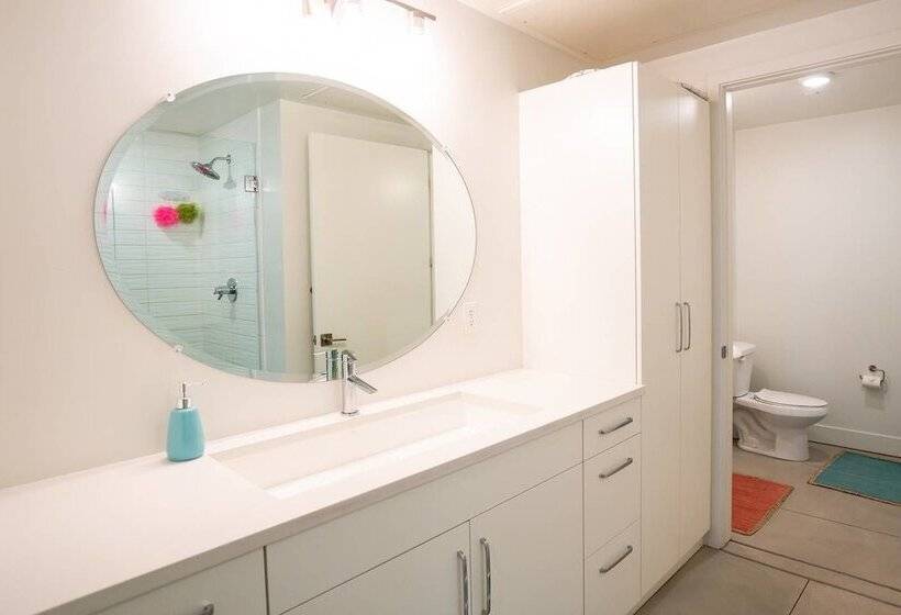 Minimalist & Alluring Condo, Walk To Mile High