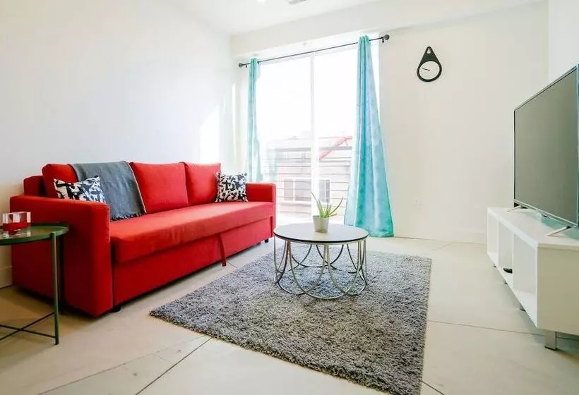 Minimalist & Alluring Condo, Walk To Mile High