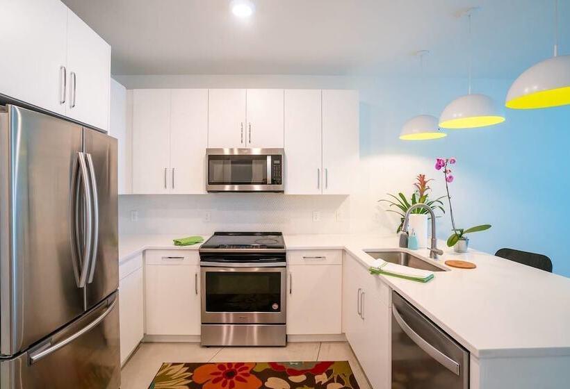 Minimalist & Alluring Condo, Walk To Mile High