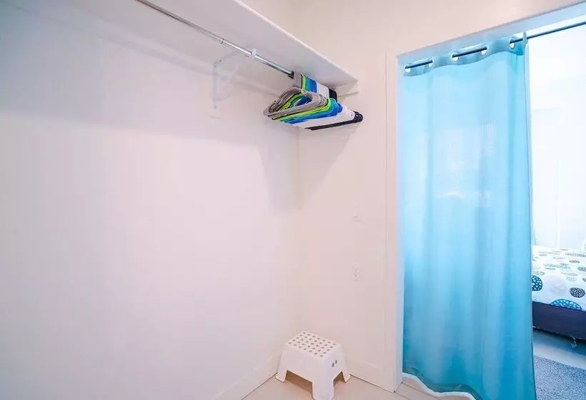 Minimalist & Alluring Condo, Walk To Mile High