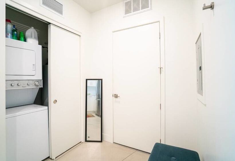 Minimalist & Alluring Condo, Walk To Mile High