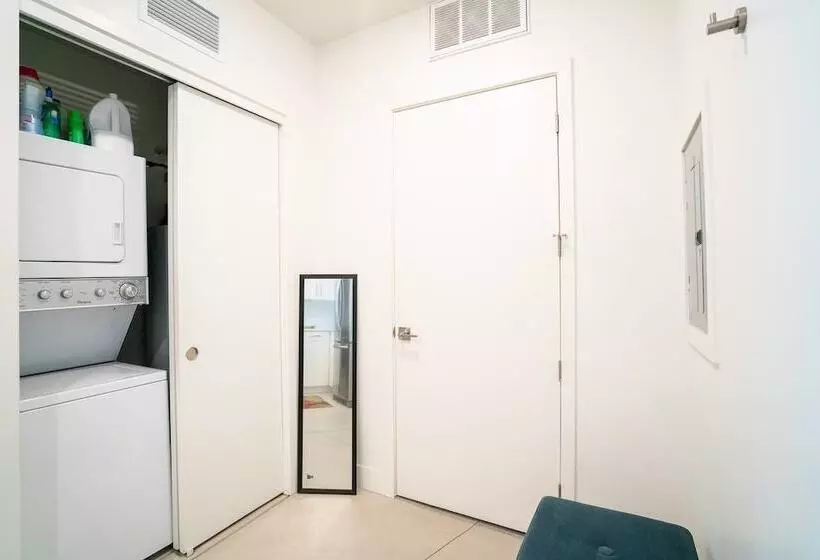 Minimalist & Alluring Condo, Walk To Mile High