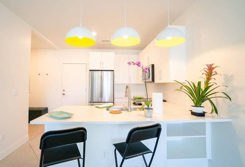 Minimalist & Alluring Condo, Walk To Mile High