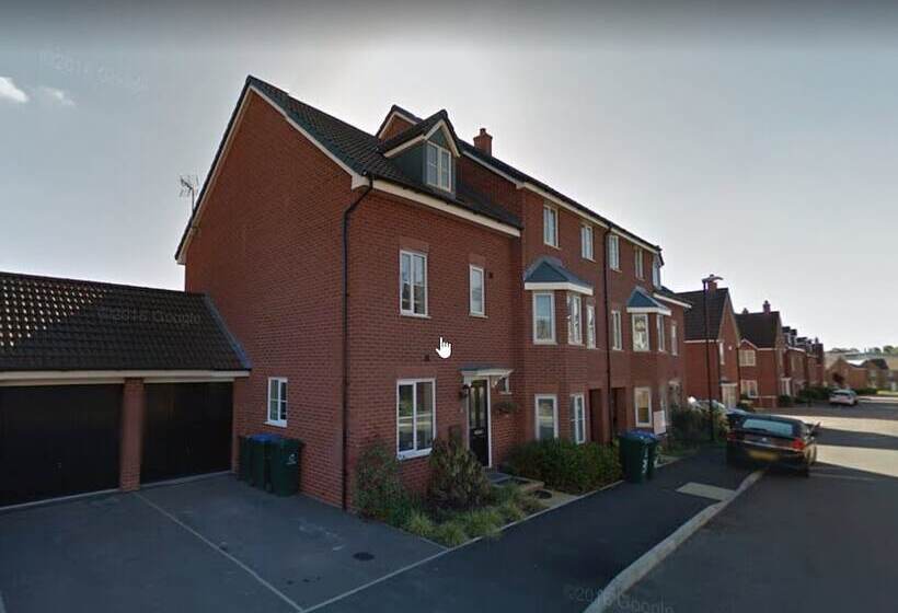 Spacious Townhouse Netflix & Parking