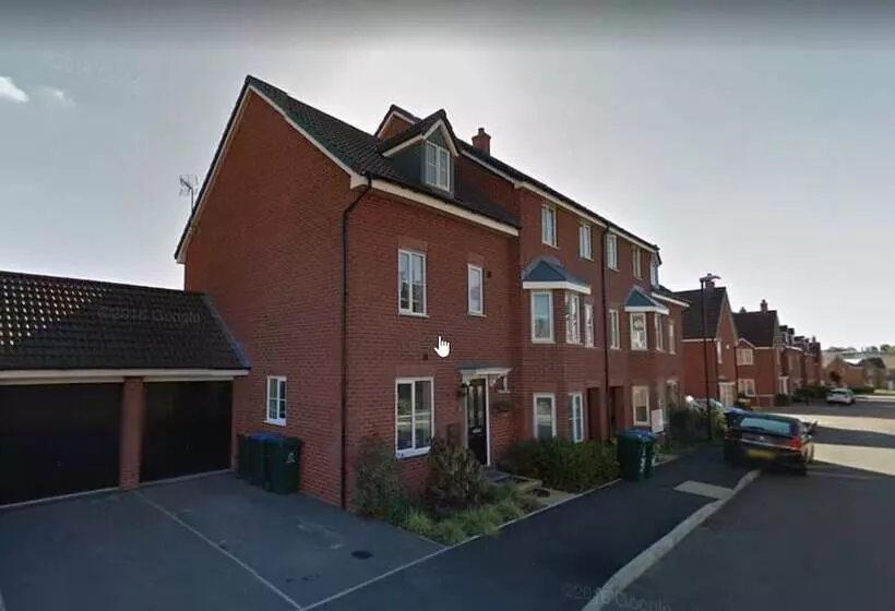 Spacious Townhouse   Netflix & Parking