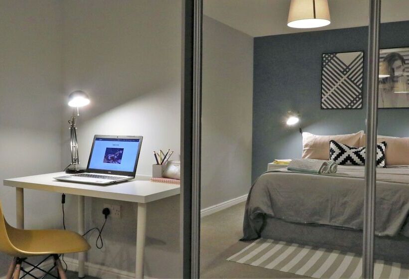 Spacious Townhouse Netflix & Parking