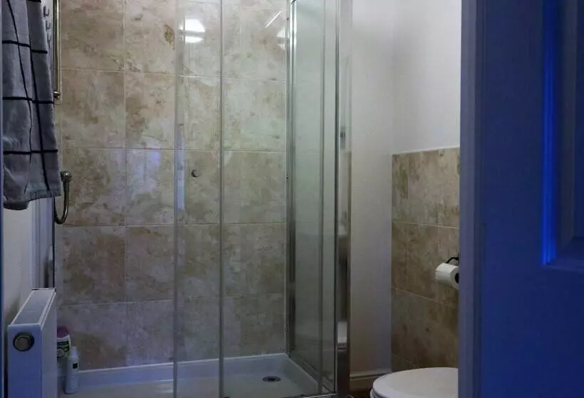 Spacious Townhouse   Netflix & Parking