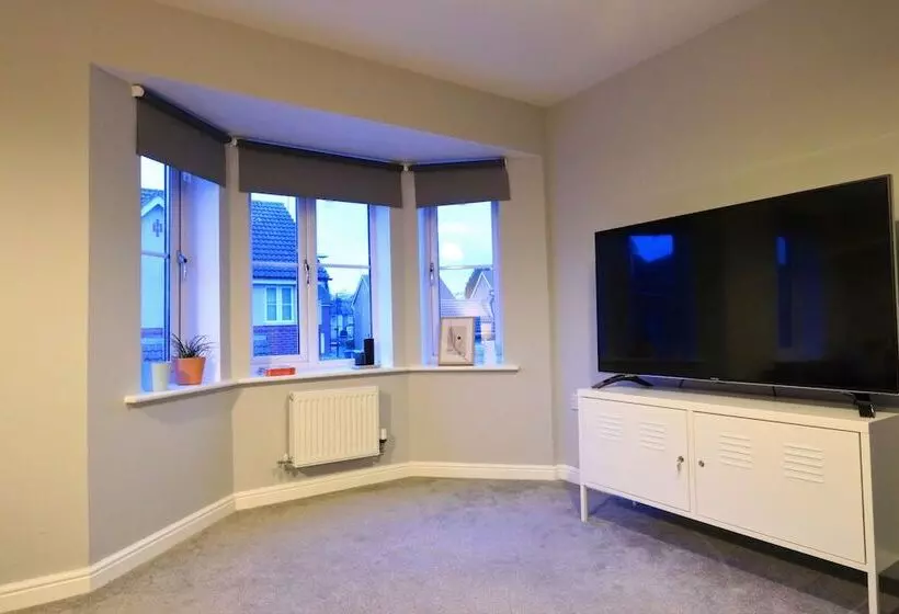 Spacious Townhouse   Netflix & Parking