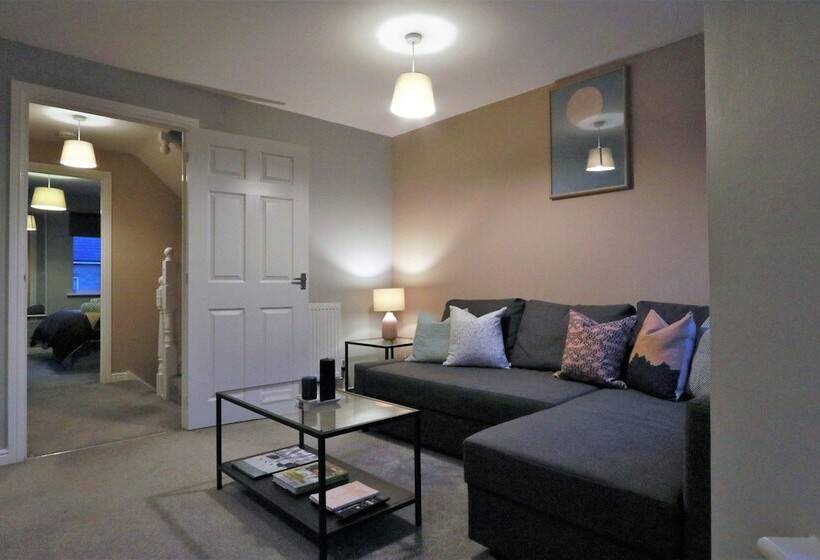 Spacious Townhouse Netflix & Parking