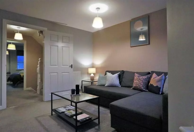 Spacious Townhouse   Netflix & Parking