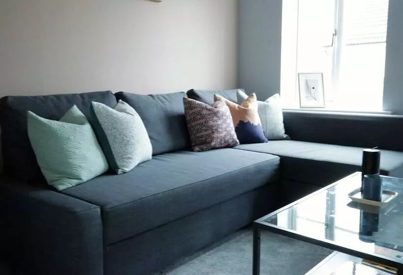 Spacious Townhouse   Netflix & Parking