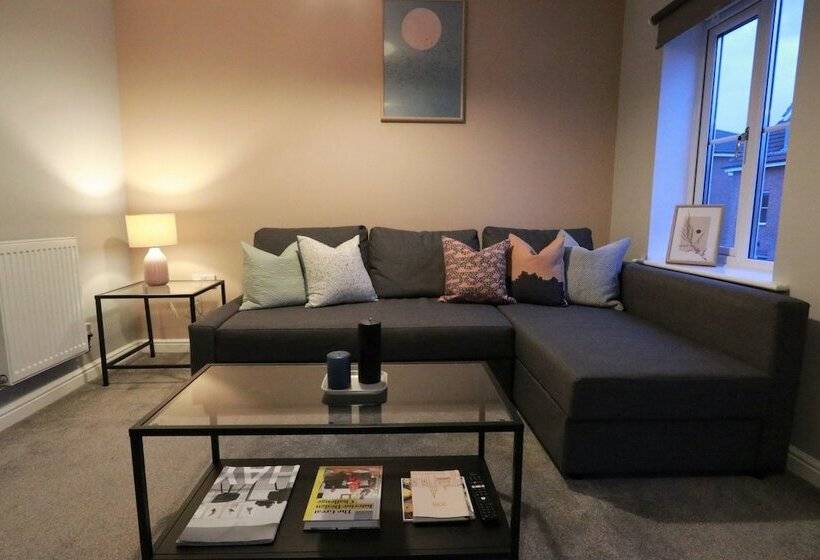 Spacious Townhouse Netflix & Parking