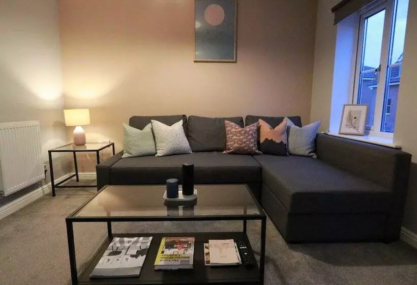 Spacious Townhouse   Netflix & Parking