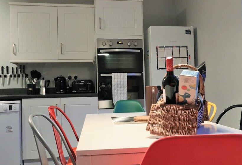 Spacious Townhouse Netflix & Parking