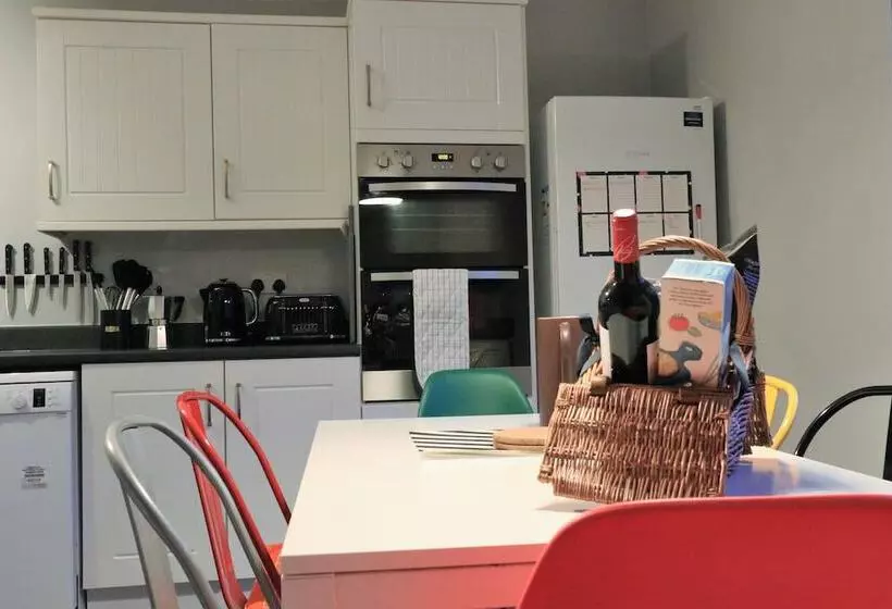 Spacious Townhouse   Netflix & Parking