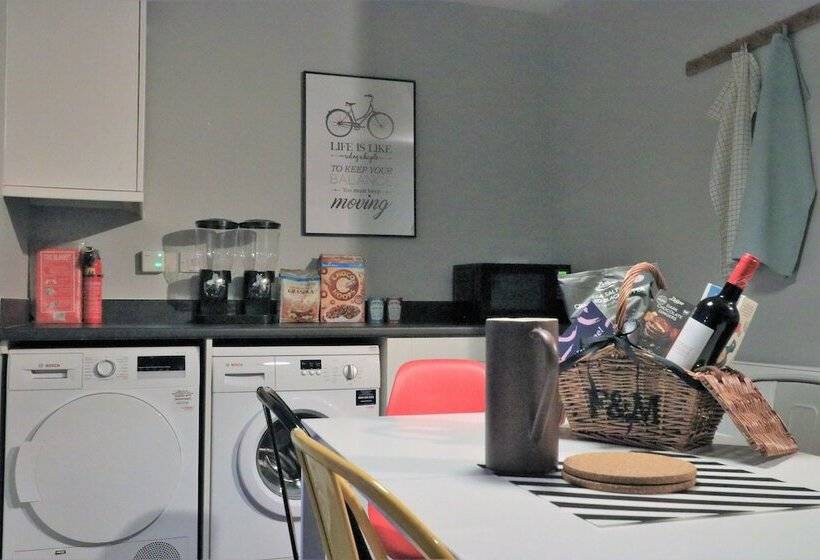 Spacious Townhouse Netflix & Parking