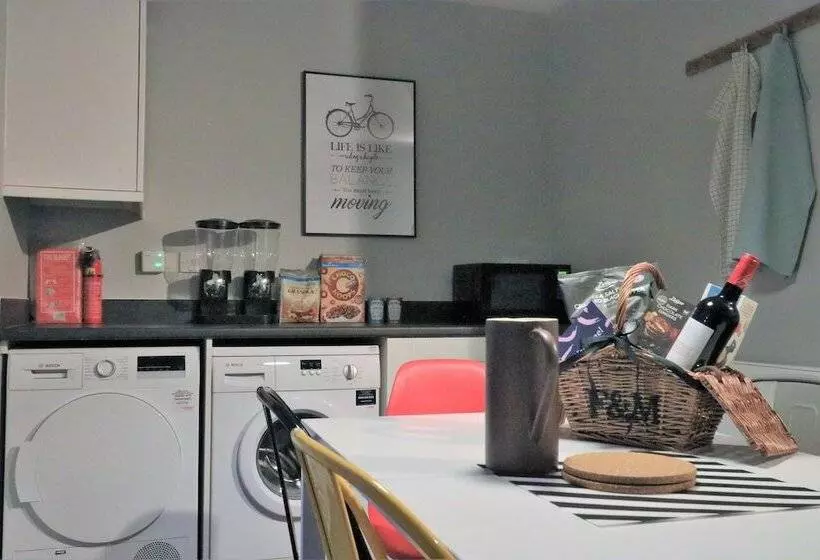 Spacious Townhouse   Netflix & Parking