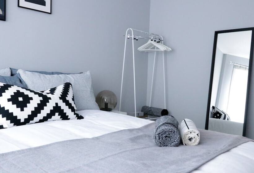 Spacious Townhouse Netflix & Parking