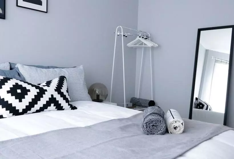 Spacious Townhouse   Netflix & Parking