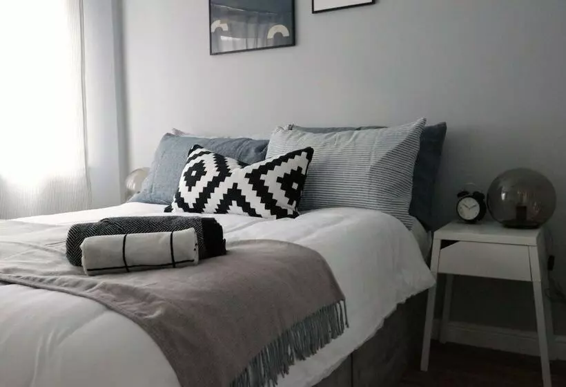 Spacious Townhouse   Netflix & Parking