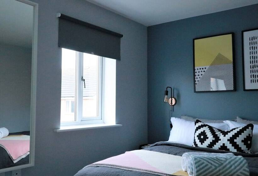 Spacious Townhouse Netflix & Parking