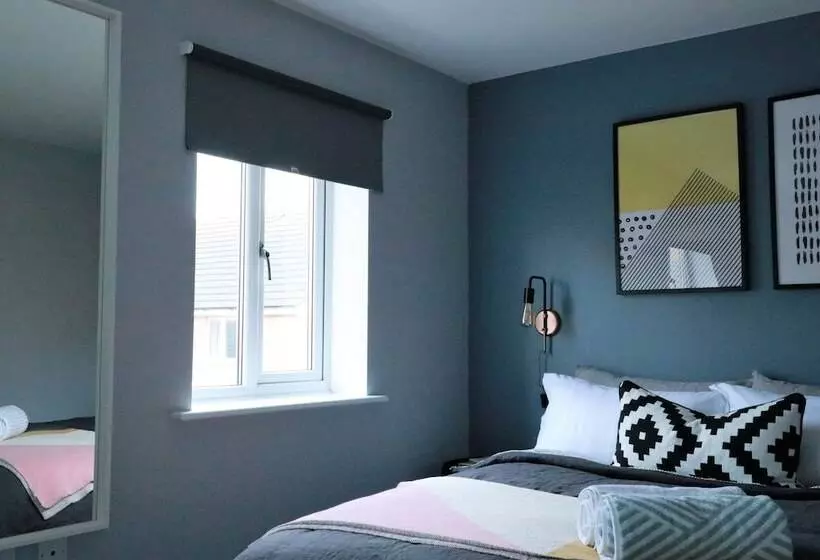 Spacious Townhouse   Netflix & Parking