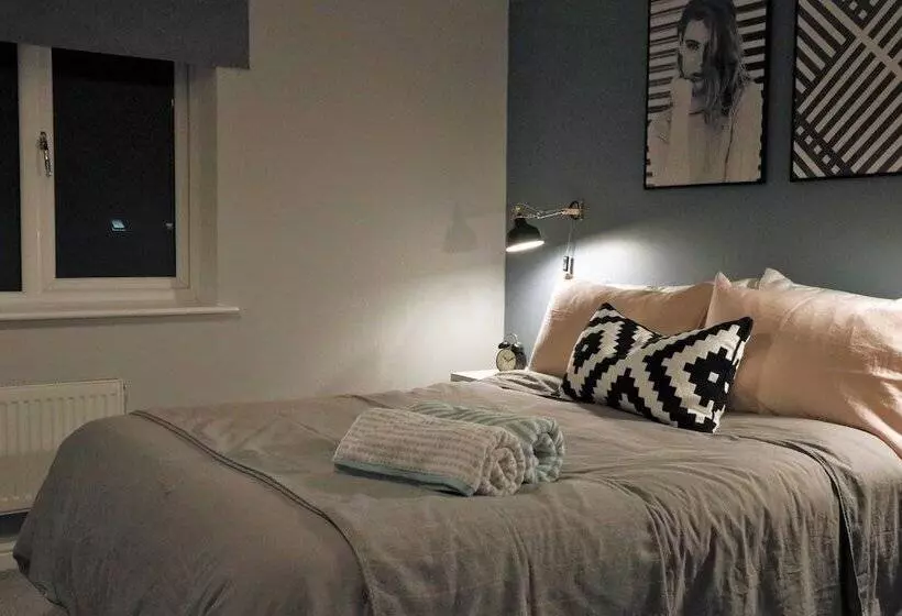 Spacious Townhouse   Netflix & Parking