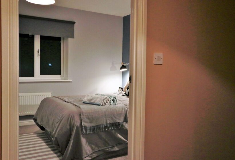 Spacious Townhouse Netflix & Parking