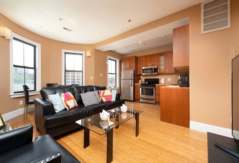 Pelicanstay In Boston Bay Village